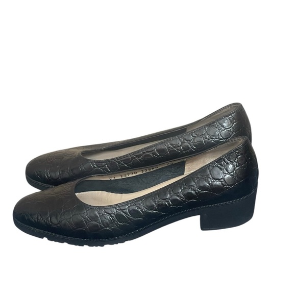 Salvatore Ferragamo Pattened
Black Croc-Effect Leather Block
Heel sz 7.5B - Picture 6 of 14